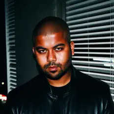 InteliDeyを聴いたり、ミュージックビデオを鑑賞したり、経歴やツアー日程などを確認したりしましょう！