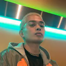 Dengarkan Varria, tonton video musik, baca bio, lihat tanggal tur & lainnya!
