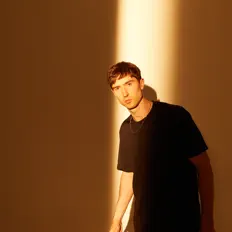 Hör dir Braiden an, schau dir Musikvideos an, lies die Biografie, finde Tourdaten und mehr!