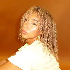 Poslechněte si interpreta Azul Kechi, sledujte hudební videa, přečtěte si životopis, podívejte se na data turné a další informace.