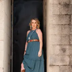Dengarkan Amanda Cook, tonton video musik, baca bio, lihat tanggal tur & lainnya!