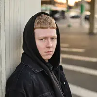 Poslechněte si interpreta undefined, sledujte hudební videa, přečtěte si životopis, podívejte se na data turné a další informace.
