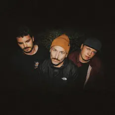 Ouve Casino Blackout, vê vídeos de música, lê a biografia, vê as datas da digressão e muito mais!