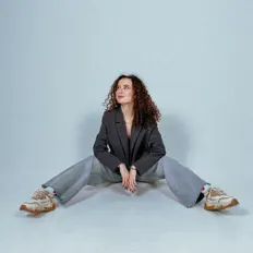 Curly Peopleを聴いたり、ミュージックビデオを鑑賞したり、経歴やツアー日程などを確認したりしましょう！