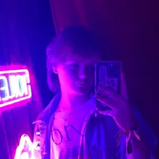 Poslechněte si interpreta frankie!!, sledujte hudební videa, přečtěte si životopis, podívejte se na data turné a další informace.