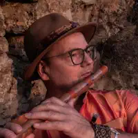 undefinedを聴いたり、ミュージックビデオを鑑賞したり、経歴やツアー日程などを確認したりしましょう！