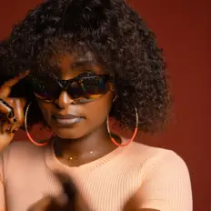 收听 FALAQ AMIN、观看音乐视频、阅读小传、查看巡演日期等 ！