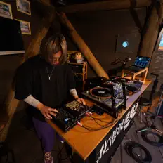 Dengarkan karakusa beats, tonton video musik, baca bio, lihat tanggal tur & lainnya!