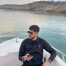 Amrit Dhillonを聴いたり、ミュージックビデオを鑑賞したり、経歴やツアー日程などを確認したりしましょう！