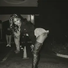 Frosted Kaeを聴いたり、ミュージックビデオを鑑賞したり、経歴やツアー日程などを確認したりしましょう！