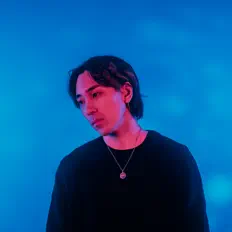 Hör dir DEVINCY an, schau dir Musikvideos an, lies die Biografie, finde Tourdaten und mehr!