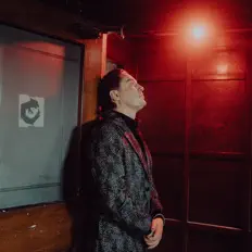 Telleを聴いたり、ミュージックビデオを鑑賞したり、経歴やツアー日程などを確認したりしましょう！