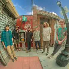 Big Somethingを聴いたり、ミュージックビデオを鑑賞したり、経歴やツアー日程などを確認したりしましょう！