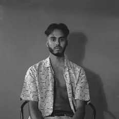 Escucha a Indhi, mira vídeos musicales, lee la biografía, consulta fechas de giras y mucho más.