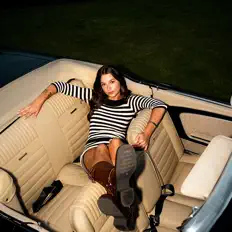 Caroline Wellsを聴いたり、ミュージックビデオを鑑賞したり、経歴やツアー日程などを確認したりしましょう！