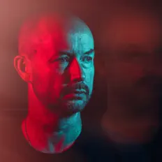 The Silent Roomを聴いたり、ミュージックビデオを鑑賞したり、経歴やツアー日程などを確認したりしましょう！