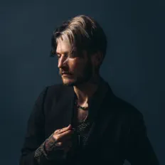 Lø Spirit을(를) 듣고, 뮤직 비디오를 보고, 약력을 읽고, 투어 일정 등을 확인하세요!