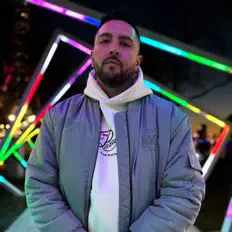 Ascolta MaxiMillian, guarda video musicali, leggi la biografia, vedi le date del tour & altro!