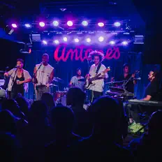 收听 Midnight Snack、观看音乐视频、阅读小传、查看巡演日期等 ！