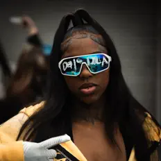 Poslechněte si interpreta Daj Dolla, sledujte hudební videa, přečtěte si životopis, podívejte se na data turné a další informace.