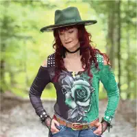 Hör dir undefined an, schau dir Musikvideos an, lies die Biografie, finde Tourdaten und mehr!