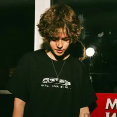 Ouve bedroom noise, vê vídeos de música, lê a biografia, vê as datas da digressão e muito mais!