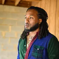 收听 Sie、观看音乐视频、阅读小传、查看巡演日期等 ！