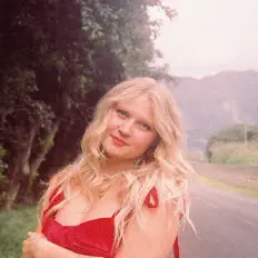 Escucha a Lillian Kenna, mira videos musicales, lee su biografía, consulta las fechas de las gira y más.
