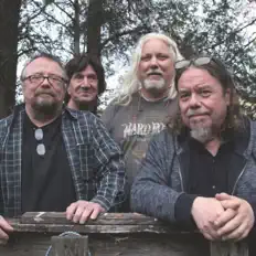 Marathonを聴いたり、ミュージックビデオを鑑賞したり、経歴やツアー日程などを確認したりしましょう！