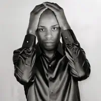 收听 undefined、观看音乐视频、阅读小传、查看巡演日期等 ！