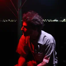 Hör dir FLIS an, schau dir Musikvideos an, lies die Biografie, finde Tourdaten und mehr!