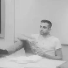 聆聽 Mufraw、觀看音樂影片、閱讀小傳、查看巡演日期等！