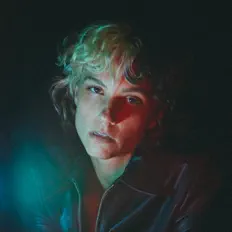聆聽 Ronboy、觀看音樂影片、閱讀小傳、查看巡演日期等！