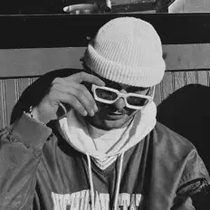 Ouça SUMMIE, assista a videoclipes, leia a biografia, veja as datas das turnês e mais!