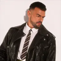 undefined dinle, müzik videolarını izle, biyografisini oku, tur tarihlerini ve daha fazlasını gör!