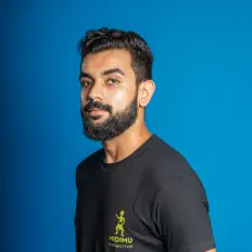 Pwezaを聴いたり、ミュージックビデオを鑑賞したり、経歴やツアー日程などを確認したりしましょう！