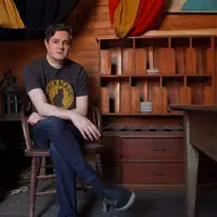 Poslechněte si interpreta undefined, sledujte hudební videa, přečtěte si životopis, podívejte se na data turné a další informace.