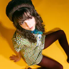 Escucha a Zoë Dominguez, mira videos musicales, lee su biografía, consulta las fechas de las gira y más.