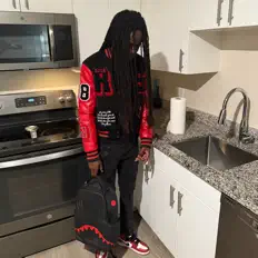 Hör dir Charmin Ace an, schau dir Musikvideos an, lies die Biografie, finde Tourdaten und mehr!