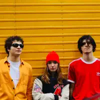 Hör dir undefined an, schau dir Musikvideos an, lies die Biografie, finde Tourdaten und mehr!