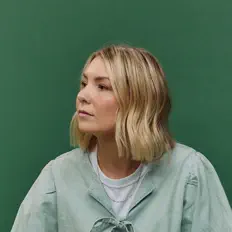 聆聽 Emmy Rose、觀看音樂影片、閱讀小傳、查看巡演日期等！