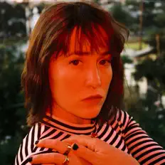 聆聽 myah、觀看音樂影片、閱讀小傳、查看巡演日期等！