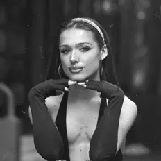 Austinaを聴いたり、ミュージックビデオを鑑賞したり、経歴やツアー日程などを確認したりしましょう！