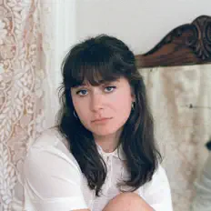 Escucha a Sara Devoe, mira videos musicales, lee su biografía, consulta las fechas de las gira y más.