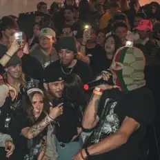 Asic dinle, müzik videolarını izle, biyografisini oku, tur tarihlerini ve daha fazlasını gör!