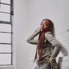 Hör dir KAHLÁN an, schau dir Musikvideos an, lies die Biografie, finde Tourdaten und mehr!