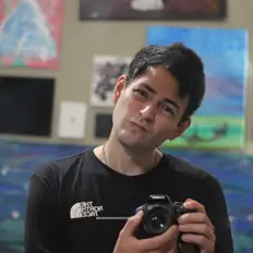 Young Cardiganを聴いたり、ミュージックビデオを鑑賞したり、経歴やツアー日程などを確認したりしましょう！