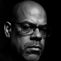 聆聽 Friday Night House、觀看音樂影片、閱讀小傳、查看巡演日期等！