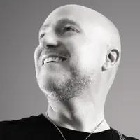 Luister naar undefined, bekijk muziekvideo's, lees de bio, bekijk de tourdata, en meer!