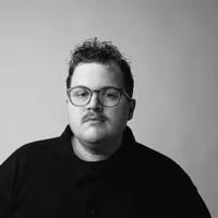 Poslechněte si interpreta undefined, sledujte hudební videa, přečtěte si životopis, podívejte se na data turné a další informace.